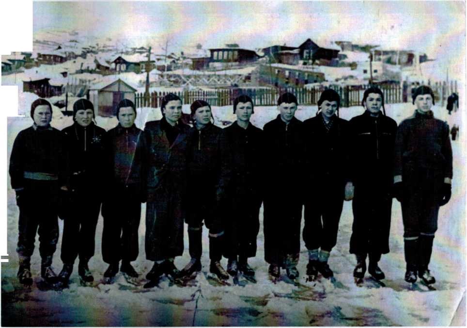 Ломовцев Ю., участник Первенства Республики по десятиборью, в 1960 году занял 3-е место. 1-е конькобежное отделение спортивной школы в 1957 г.- тренер Буянов А.Н., на втором плане строится 16 школа