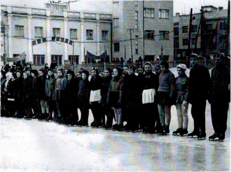 Фото В. Машкина, 1960 г. Секция по фигурному катанию - тренер Новиков Игорь