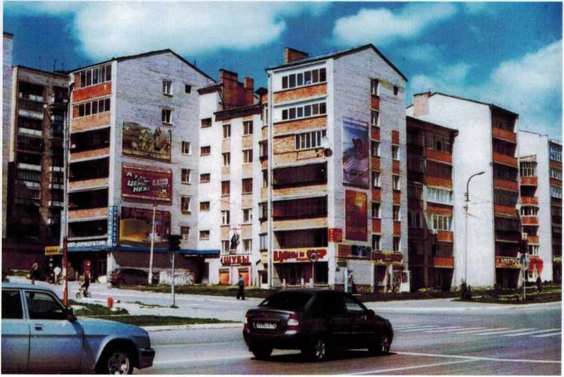 Новостройка на углу улиц - Крупской и 50 лет Октября красочно украшены рекламными щитами и они очень часто меняются. 