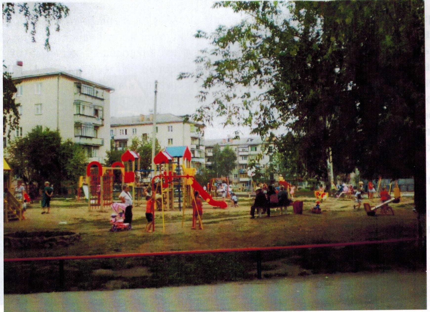 С 2000-х годов появилось красочное оформление детских площадок