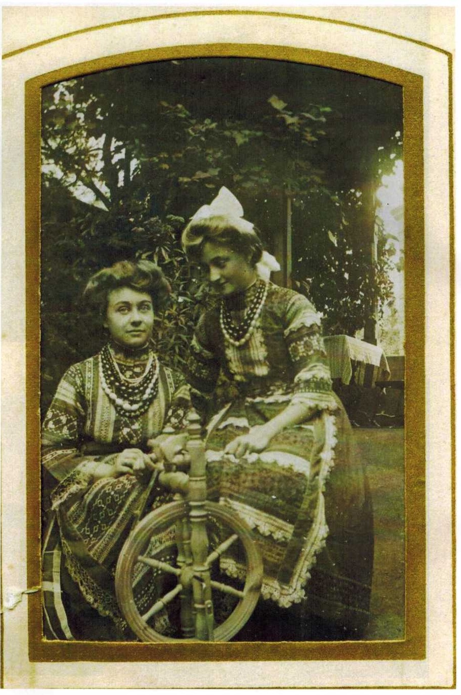 Лидия со служанкой - дочь управляющего Белорецким заводом К.О. Коля, конец 19 - нач. 20 века