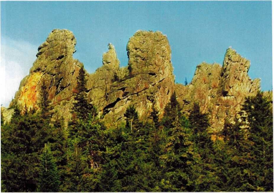 Скалистые утёсы - башни около горы Ялангас, фото О. Смирнова 2009 года