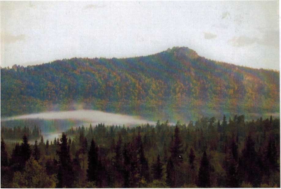 Гора Салават-тау, слева каменные бабы, фото О. Игиташева 2014 года