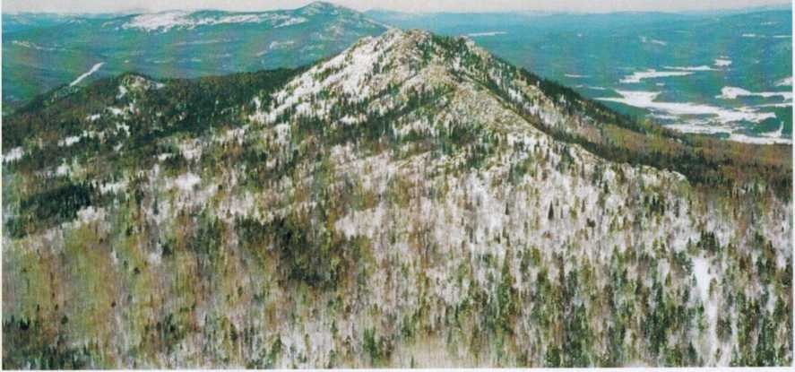 Гора Третья Малиновая, слева гора Ялангас, пилот Г. Л. Зимин, фото А. Крепышева