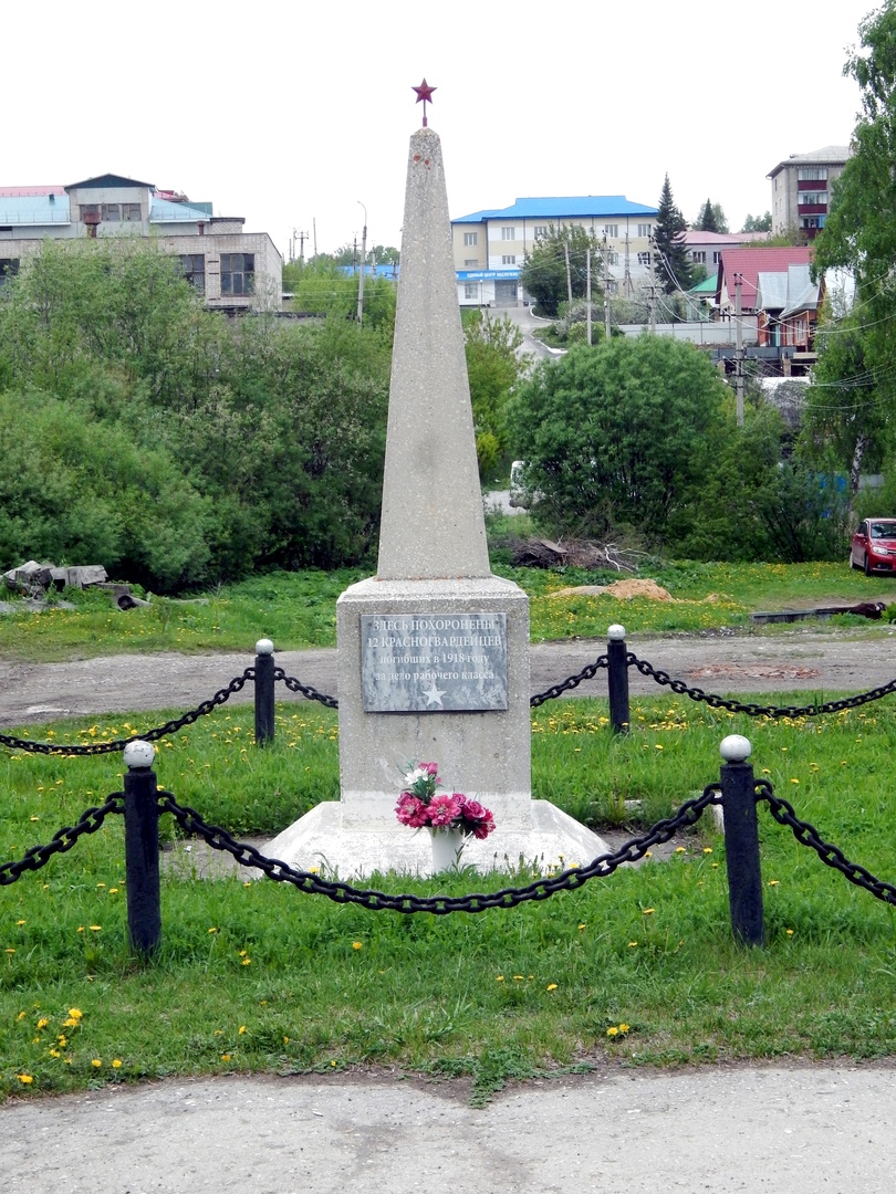 Памятник 12-ти павшим на ул. Серебренникова, установлен в 1958 г.